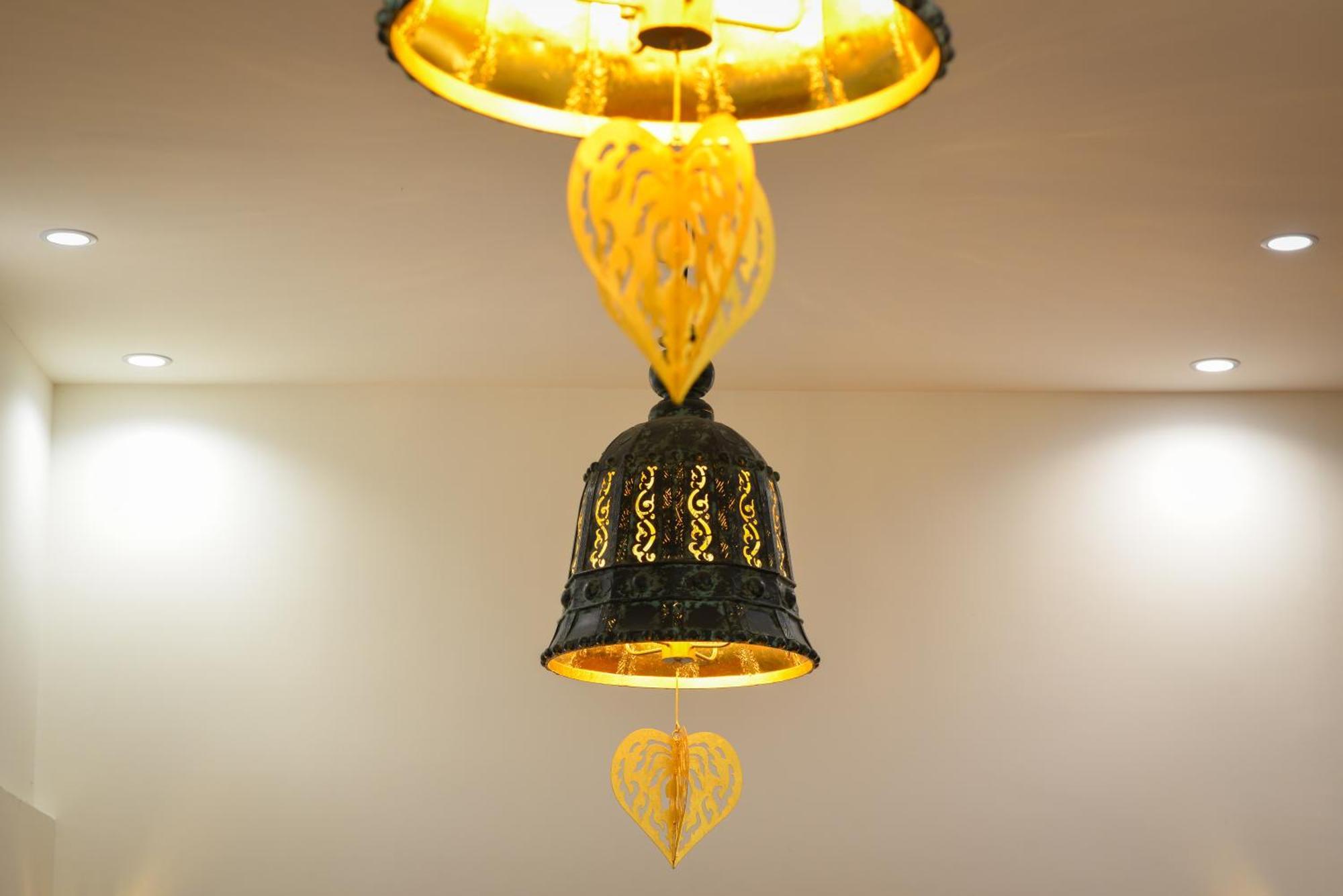 Villa De Pranakorn Бангкок Экстерьер фото Bell in a temple