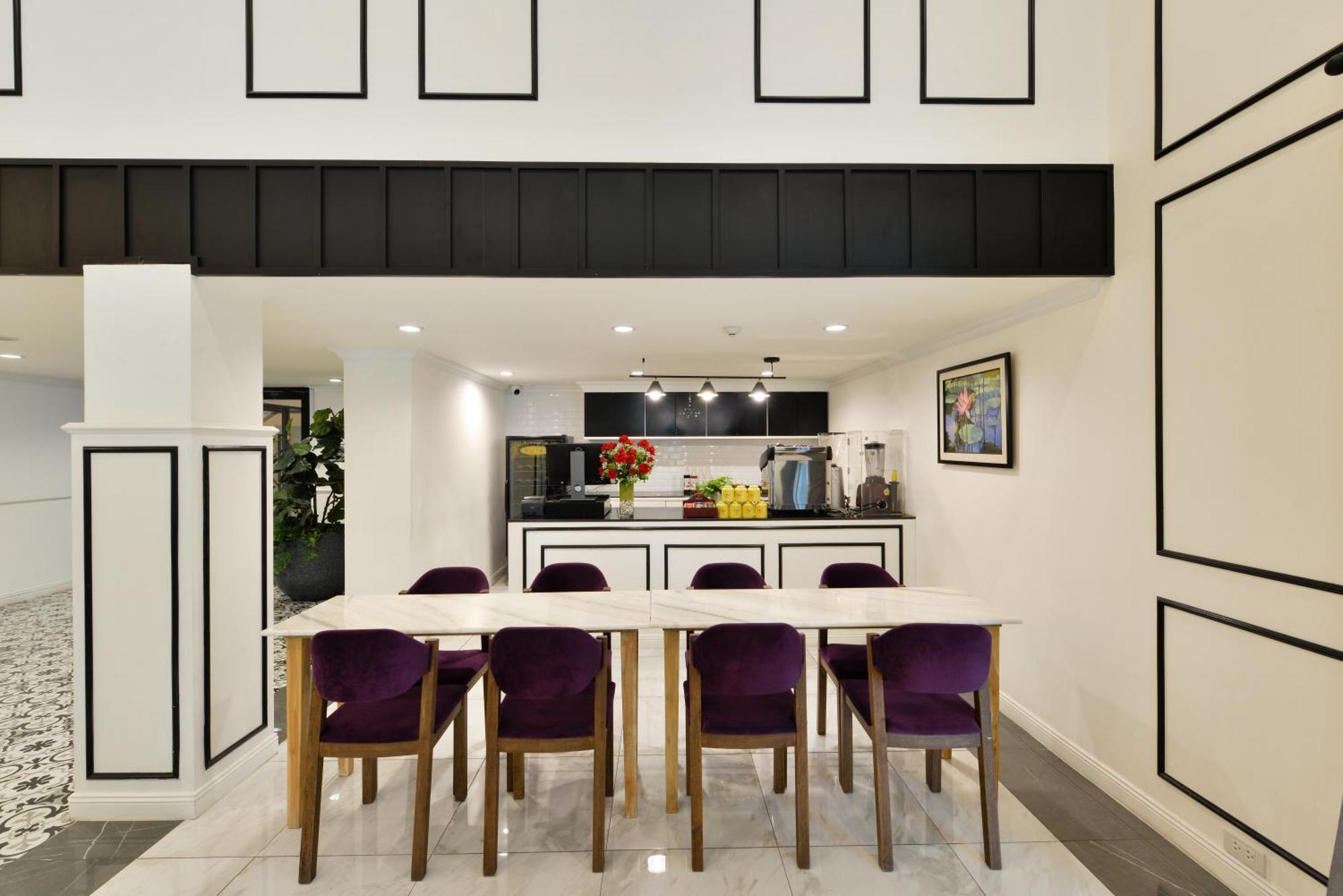 Villa De Pranakorn Бангкок Экстерьер фото The kitchen at the 10000-square-foot (930-square-metre) home