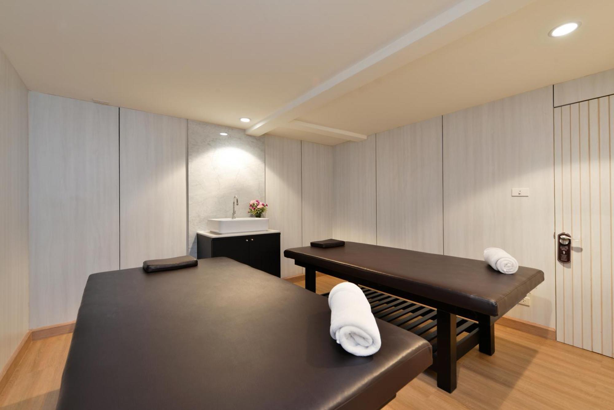 Villa De Pranakorn Бангкок Экстерьер фото Massage beds
