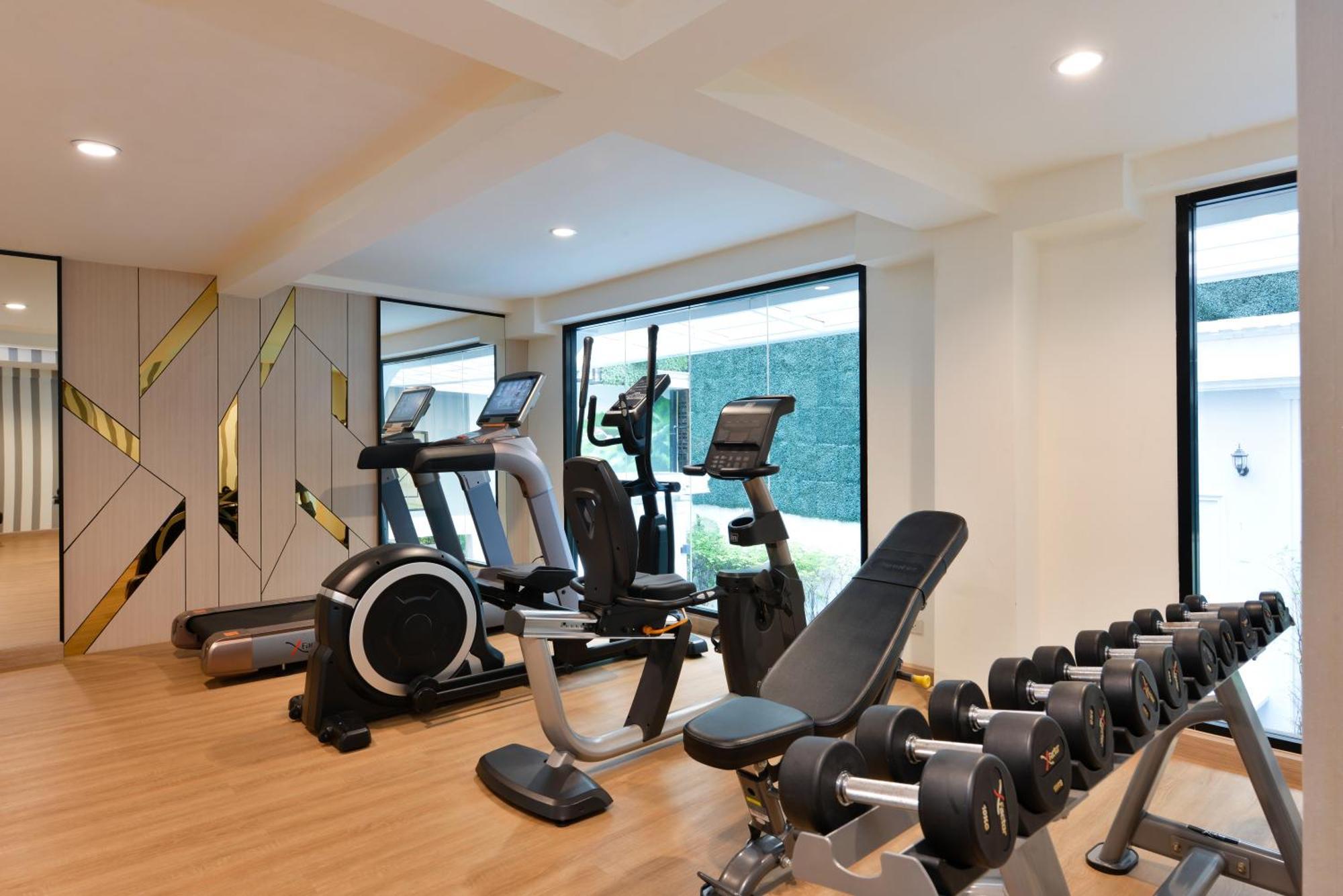 Villa De Pranakorn Бангкок Экстерьер фото The gym at the hotel