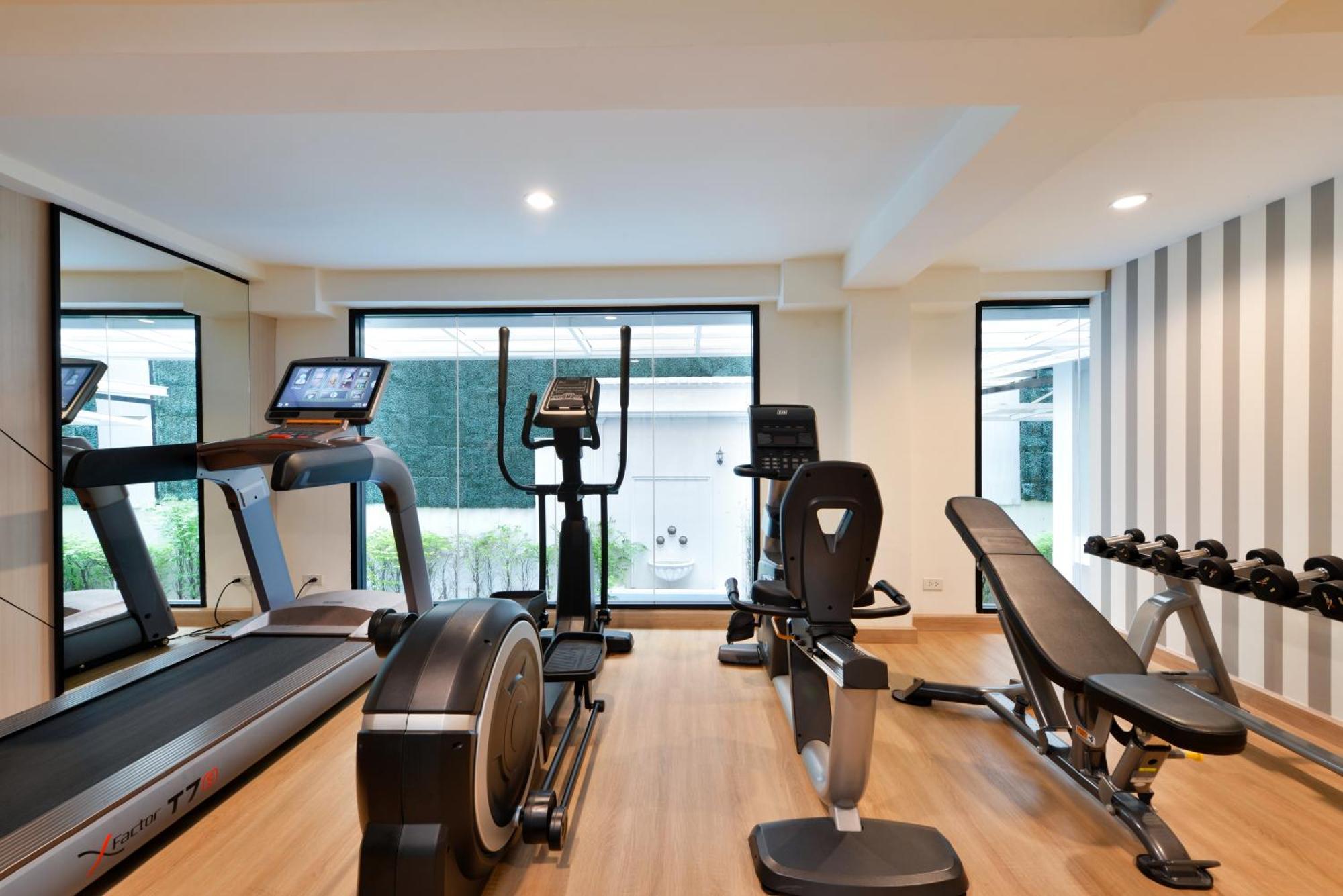 Villa De Pranakorn Бангкок Экстерьер фото The gym at the hotel