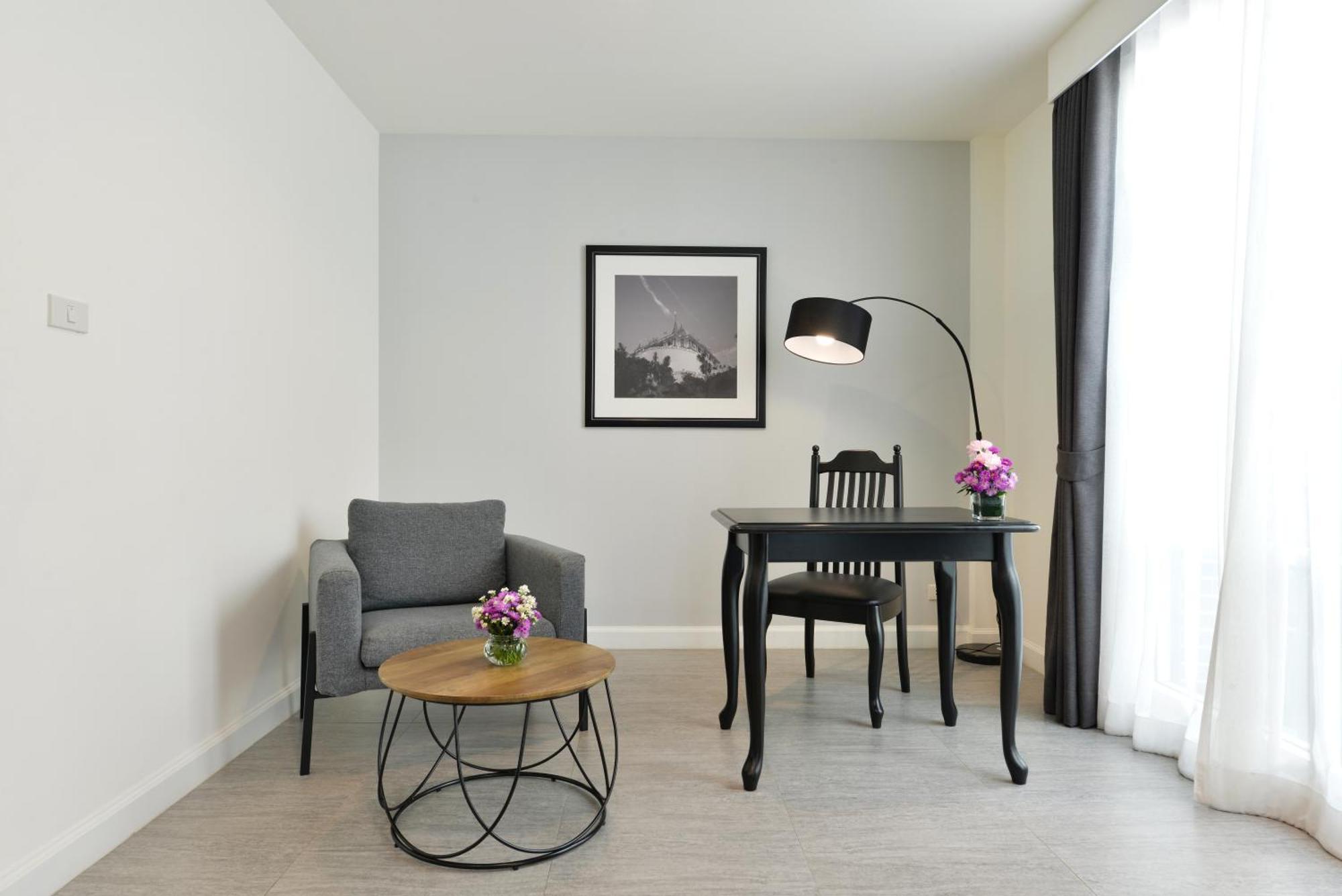 Villa De Pranakorn Бангкок Экстерьер фото A floor lamp