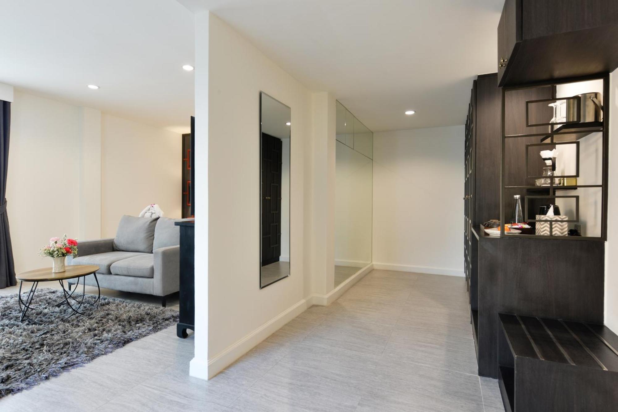 Villa De Pranakorn Бангкок Экстерьер фото A typical apartment interior