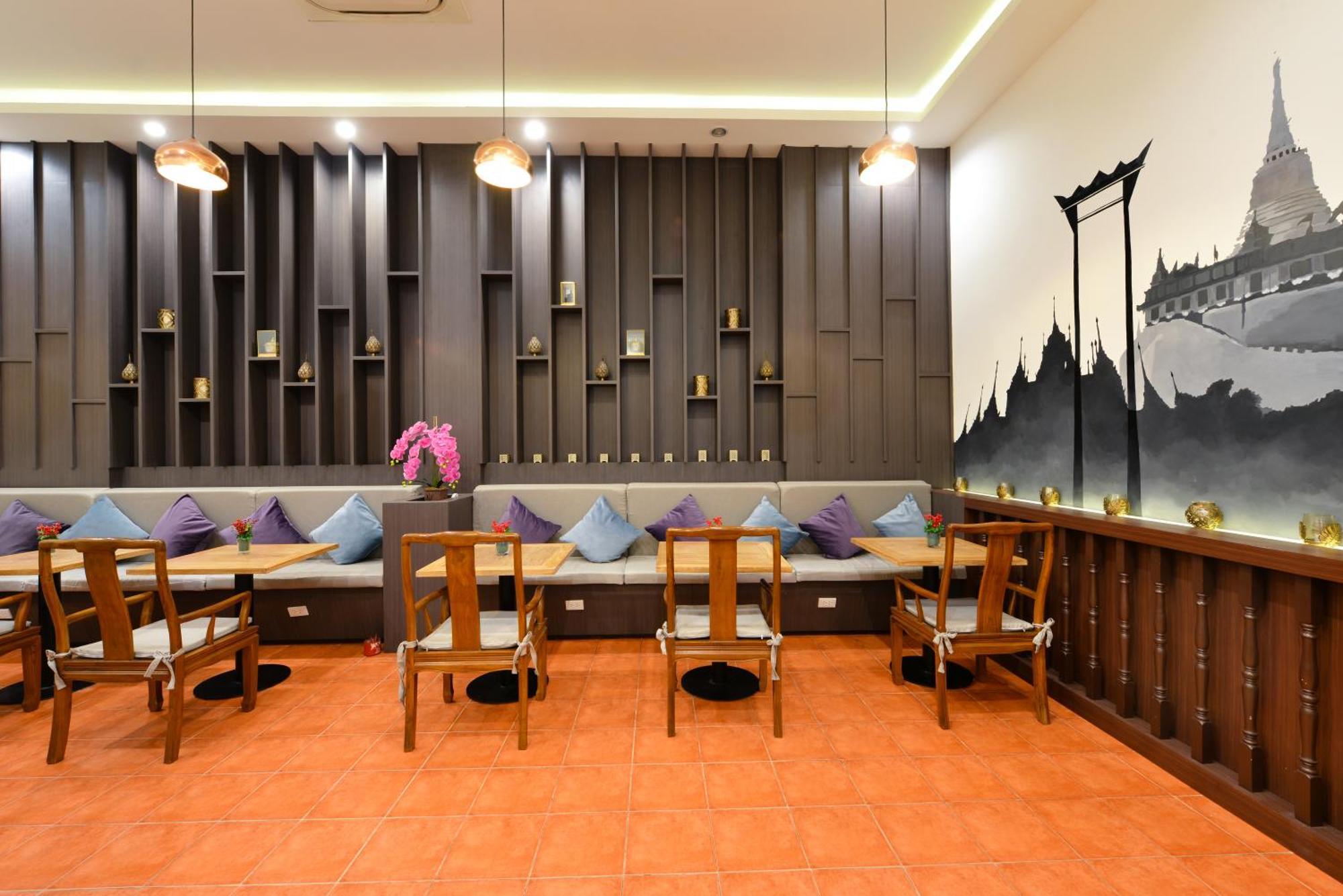Villa De Pranakorn Бангкок Экстерьер фото Interior of a Thai restaurant